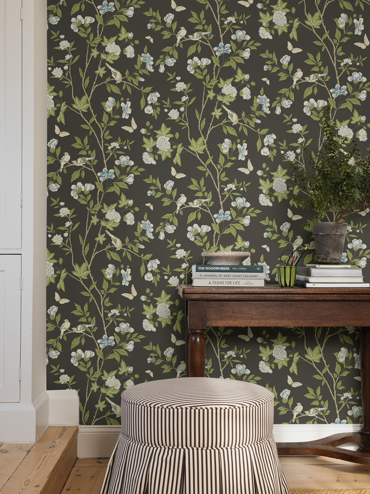 Sophia Magdalena Black Herrgård Wallpaper by Boråstapeter