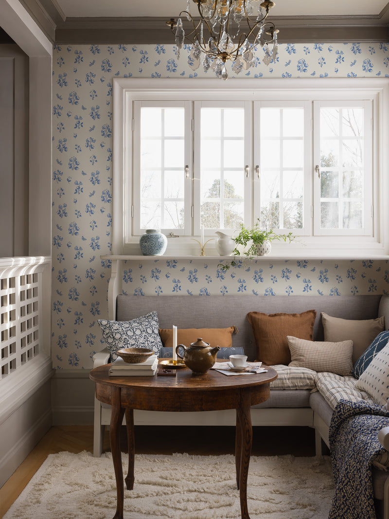 Luktärt Blue Herrgård Wallpaper by Boråstapeter