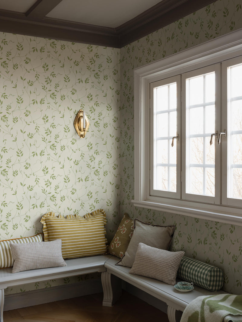 Klockranka Green Herrgård Wallpaper by Boråstapeter