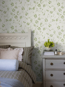Klockranka Green Herrgård Wallpaper by Boråstapeter