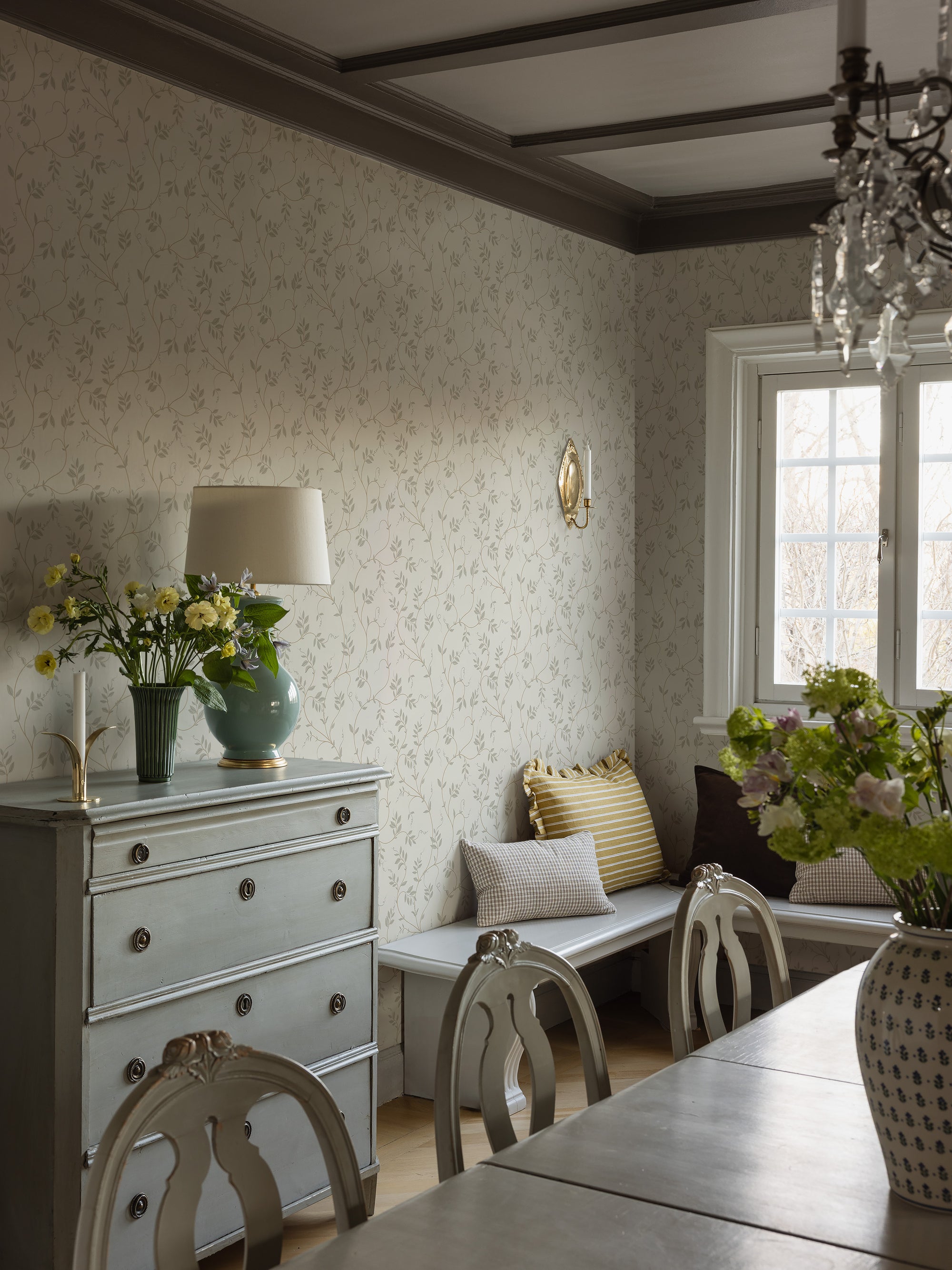 Klockranka Beige Herrgård Wallpaper by Boråstapeter