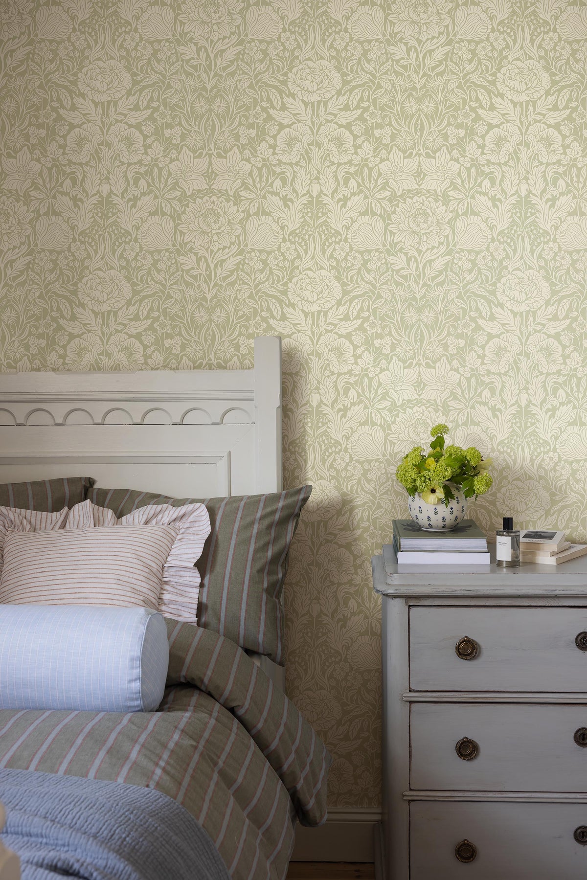 Hildasholm Green Herrgård Wallpaper by Boråstapeter
