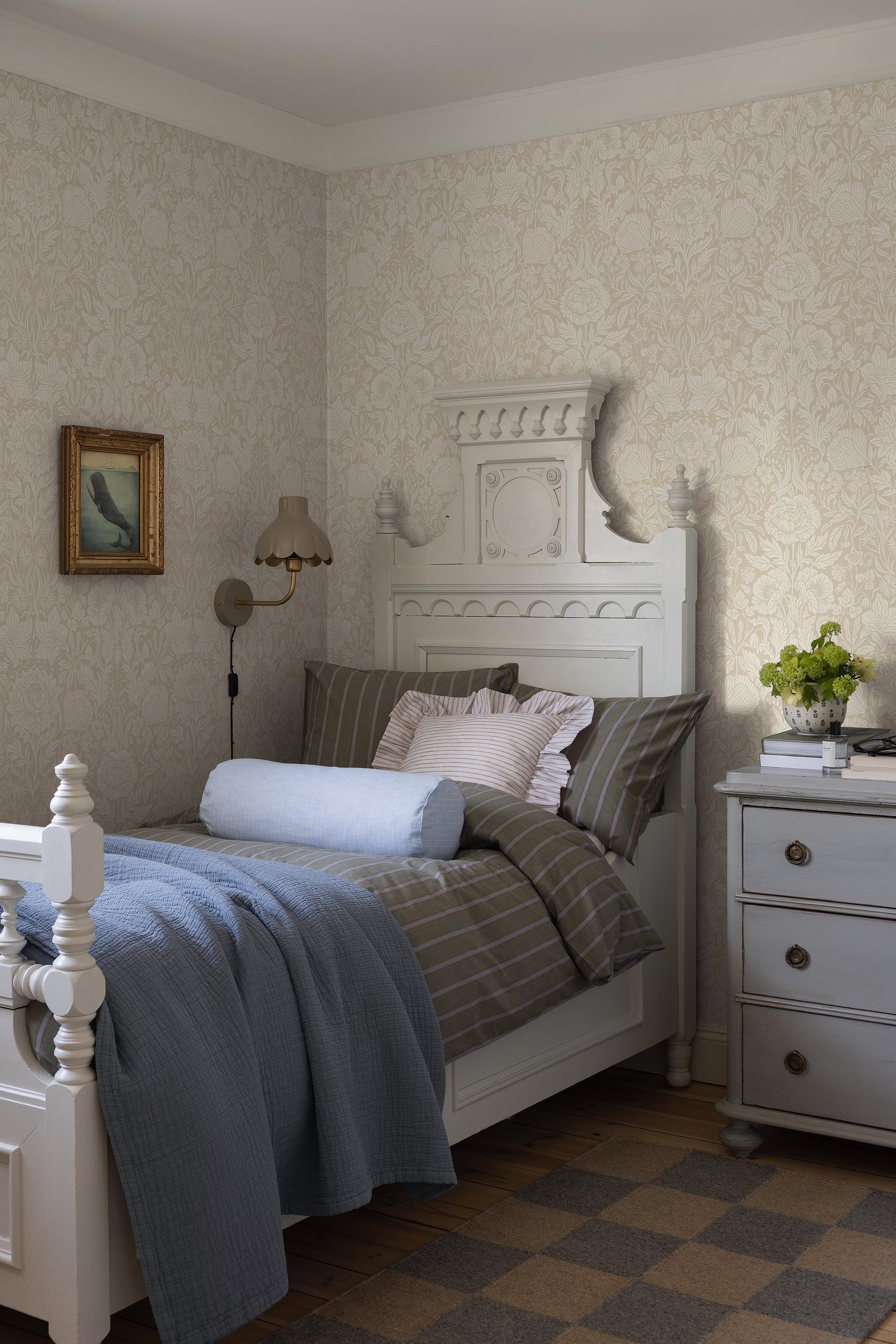 Hildasholm Beige Herrgård Wallpaper by Boråstapeter