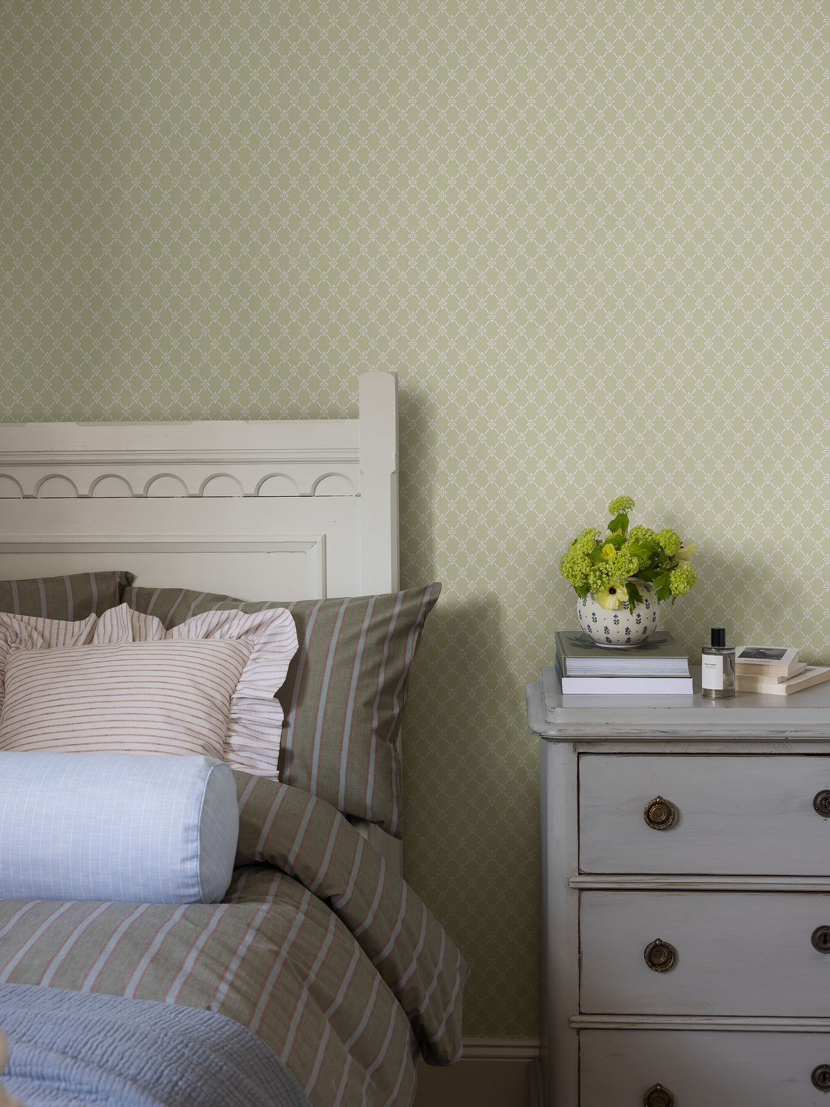 Herman Green Herrgård Wallpaper by Boråstapeter