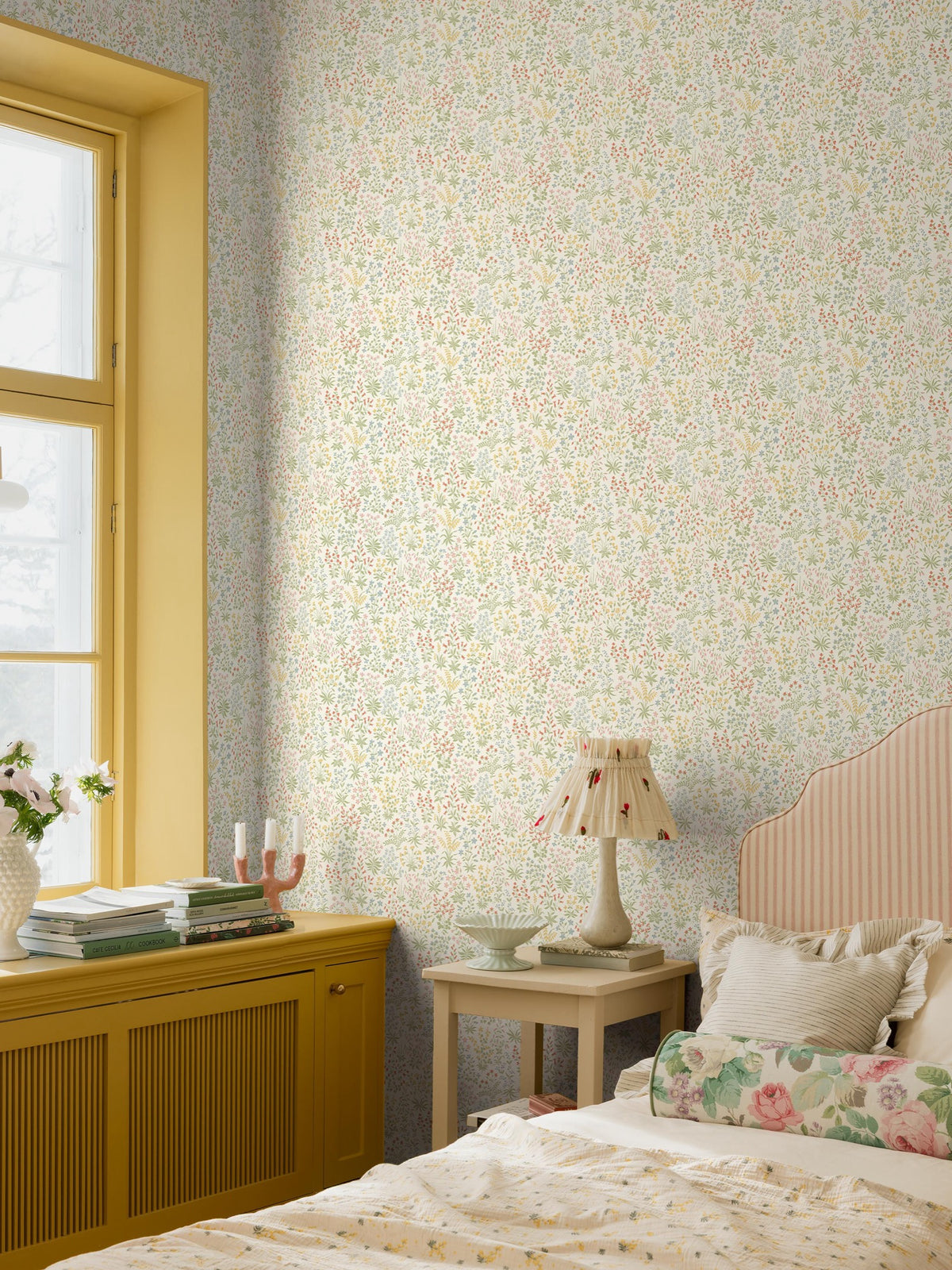 9159 Vildflora Warm White / Multi Flowers Wallpaper by Boråstapeter - Roomshot