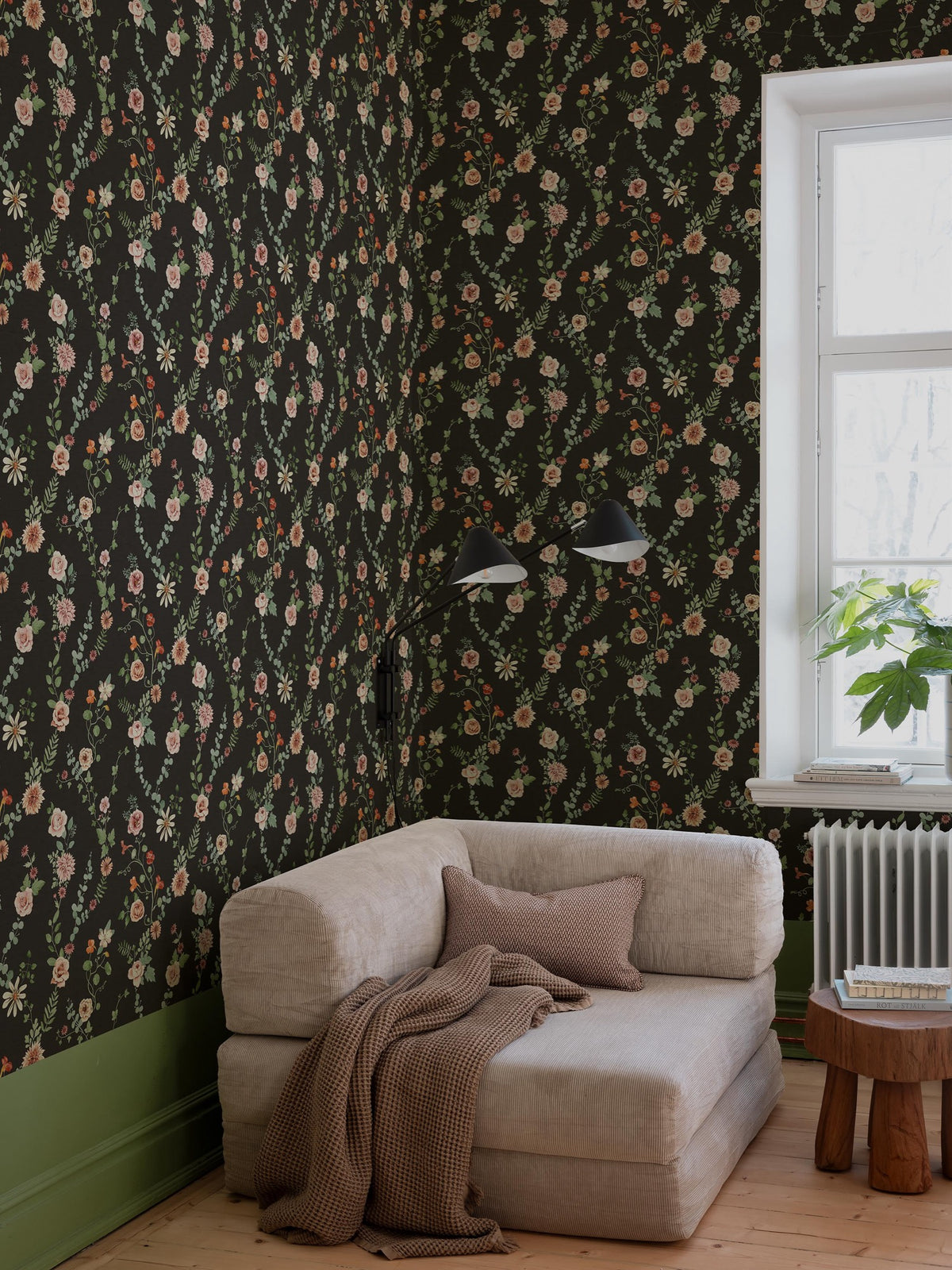 9182 Bouquet Flowers Black Multi Flowers Wallpaper by Boråstapeter - Roomshot