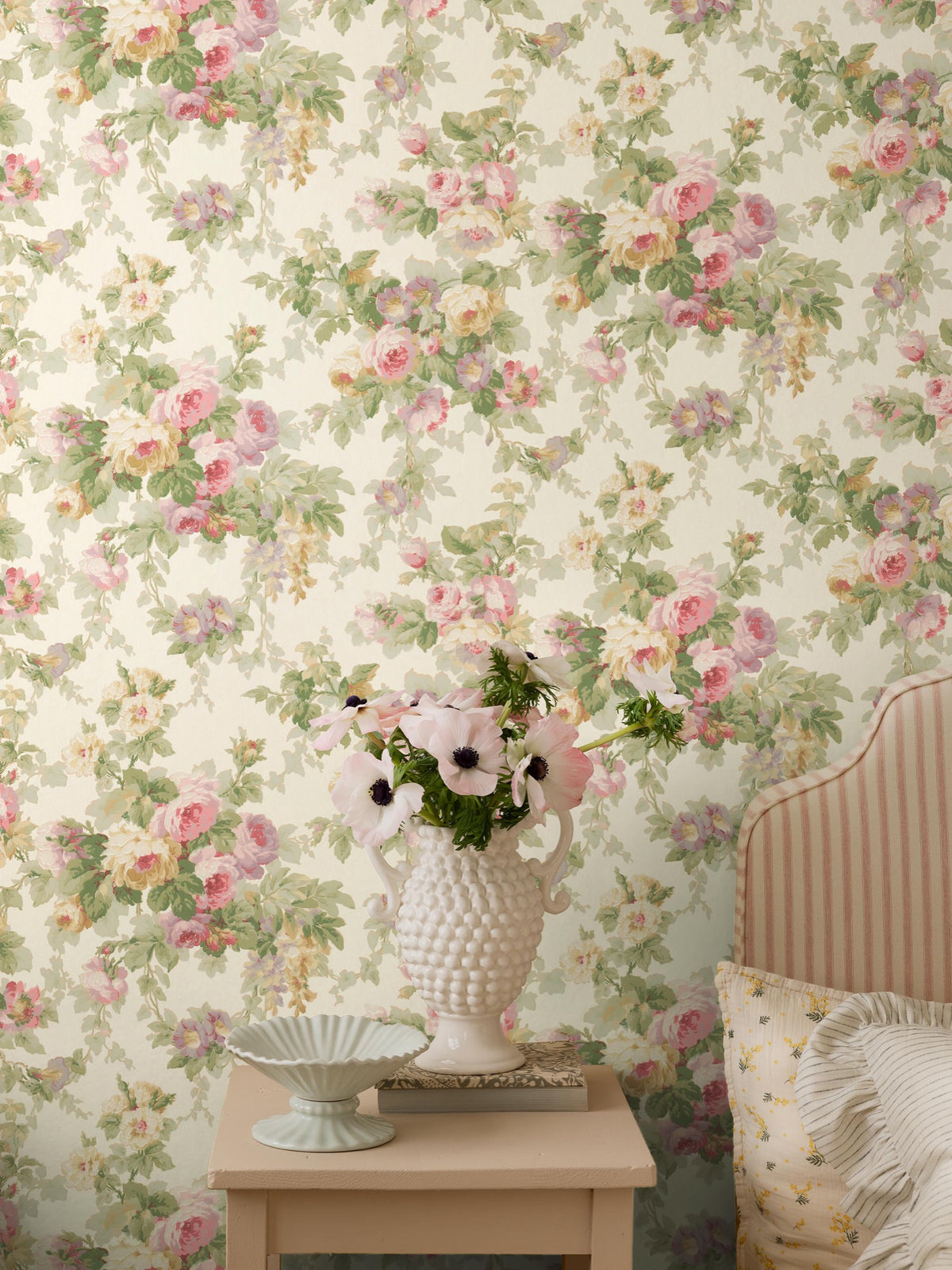 9183 Sweet Dream Rose Pink Flowers Wallpaper by Boråstapeter - Roomshot