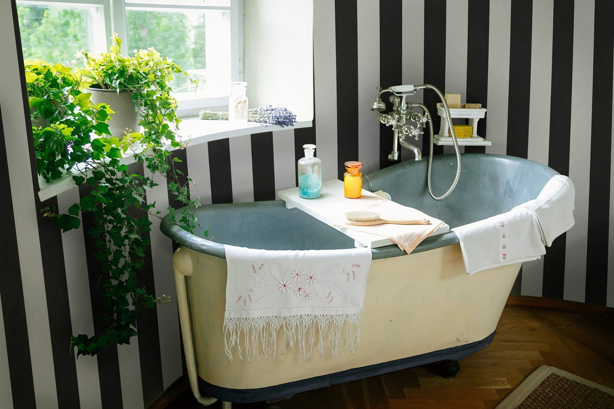 A00259 Antonio Azabache Feria Wallpaper by Coordonné