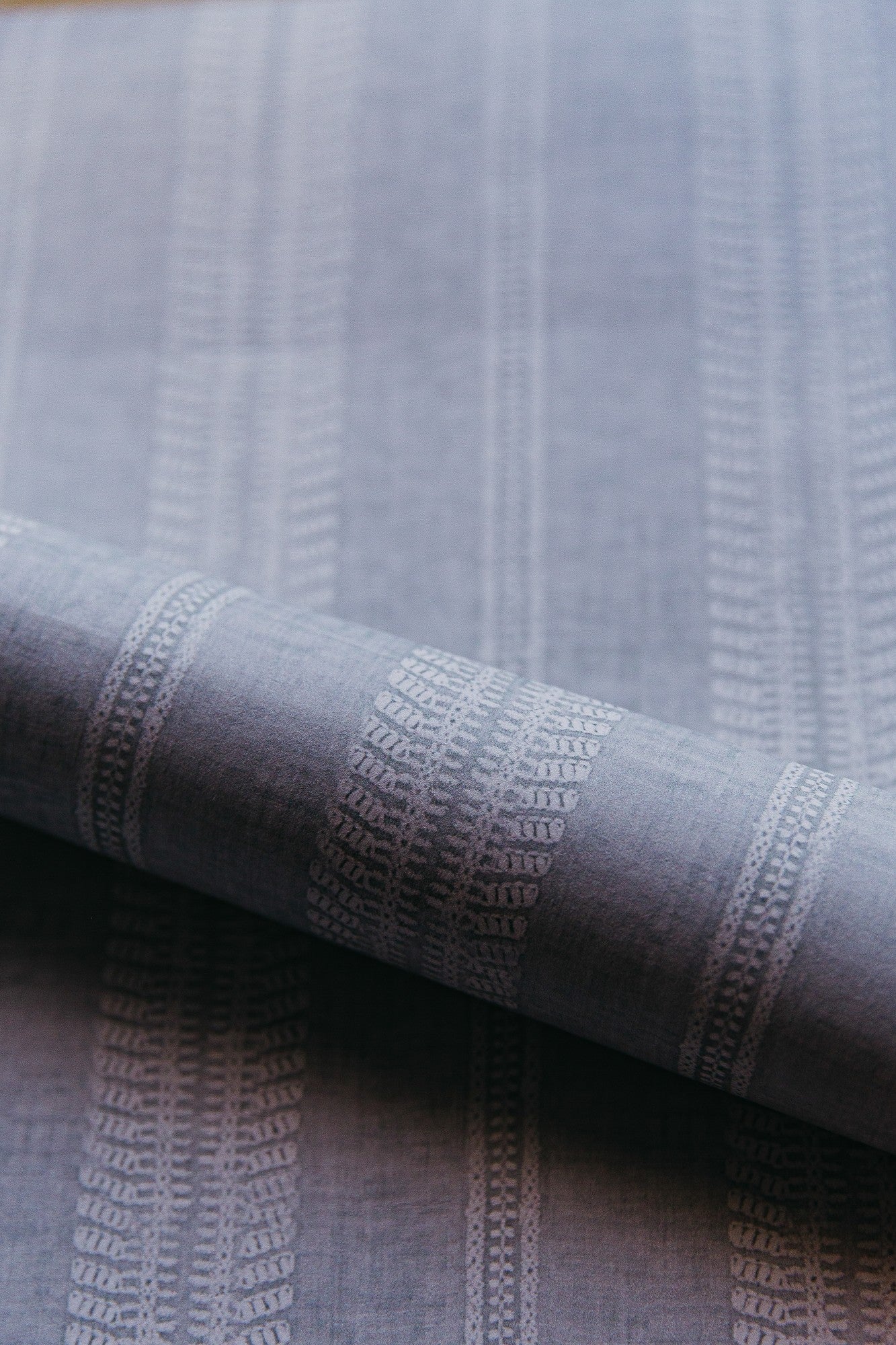 A00507 Costura Plata Olivar Wallpaper by Coordonné