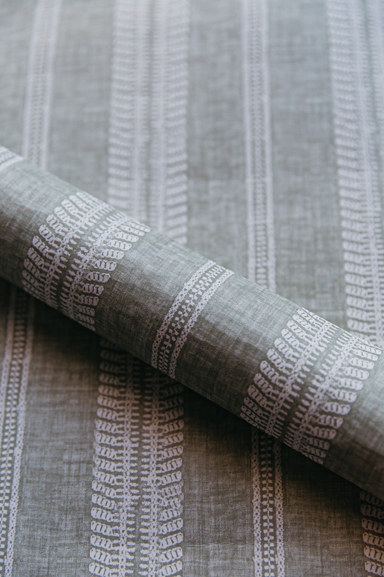 A00511 Costura Wild Green Olivar Wallpaper by Coordonné