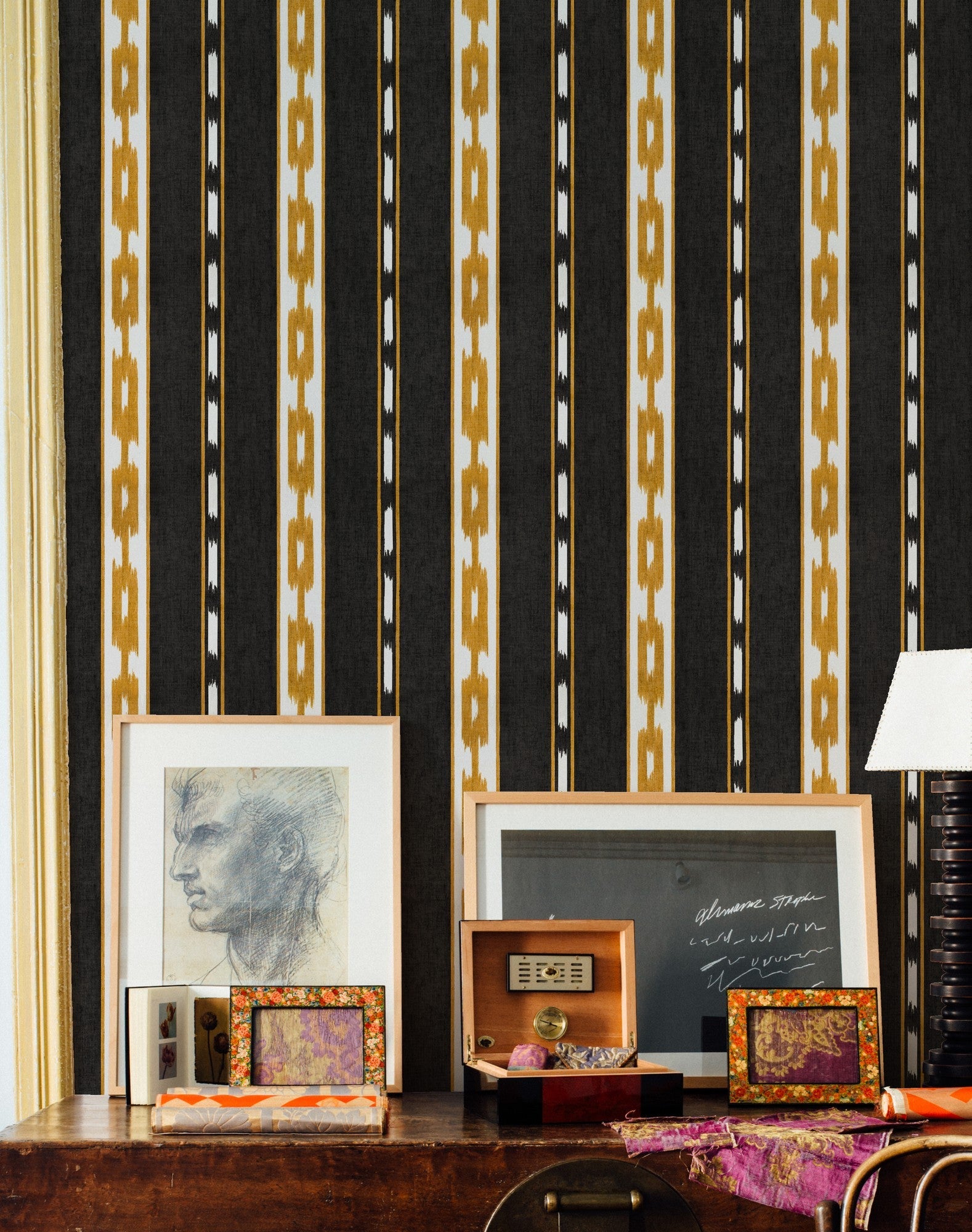 A00809 Kente Black Ikart Wallpaper by Coordonné