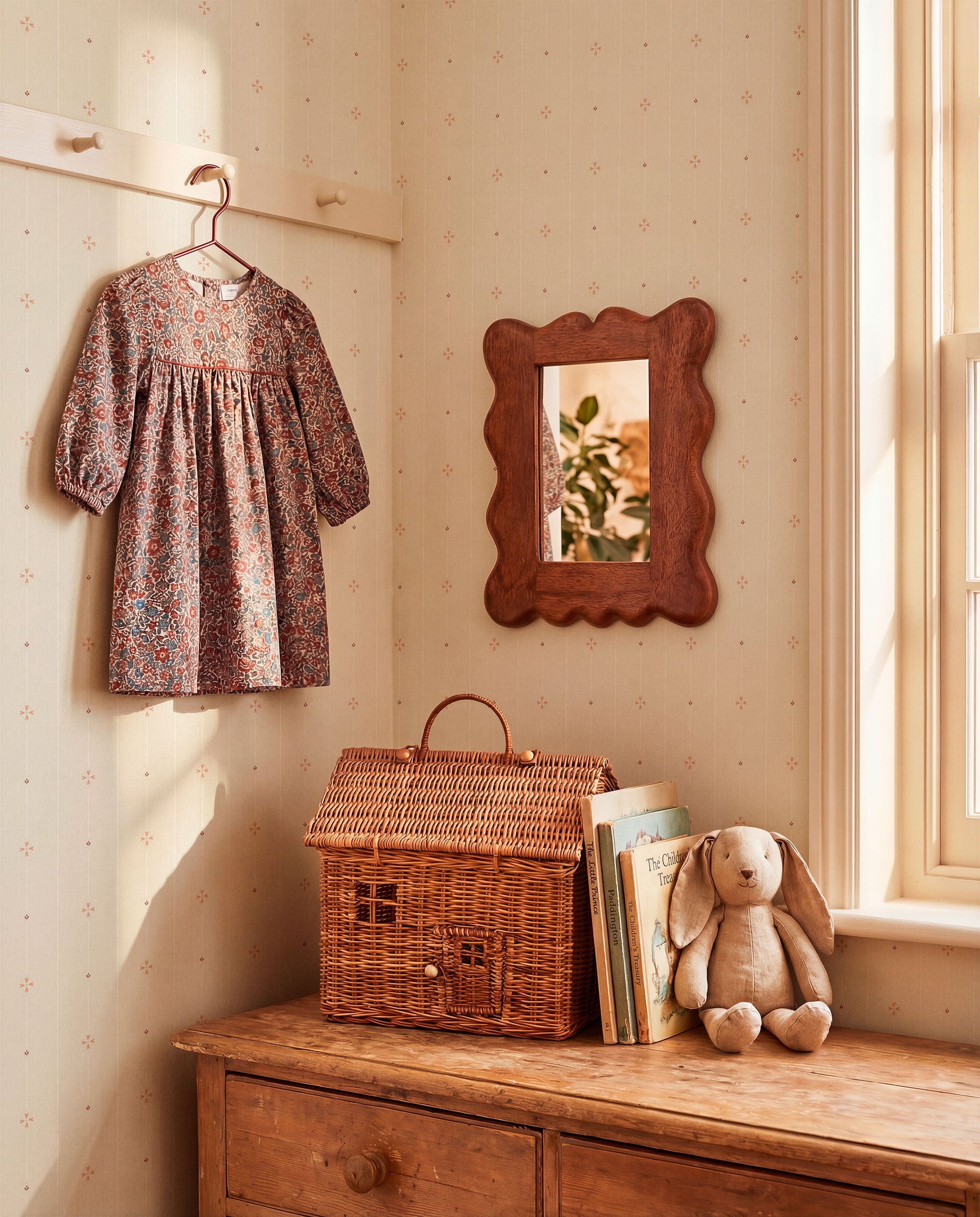 Blouse Peach BB Kids Wallpaper by Coordonné