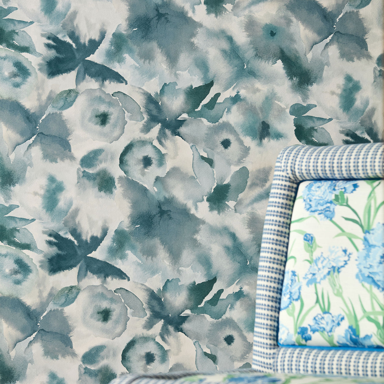 113138 Flores Idyllic Cornflower/First Light/Denim Wallpaper by Harlequin