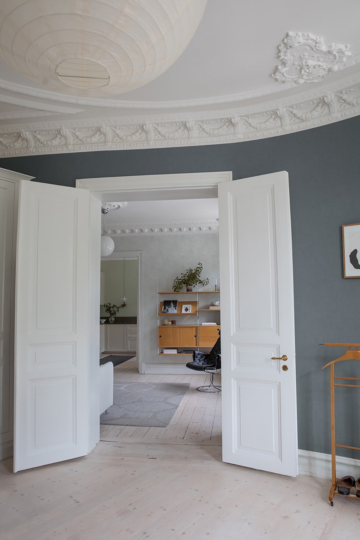 61069 Dark Grey Kalk II Wallpaper by Tres Tintas