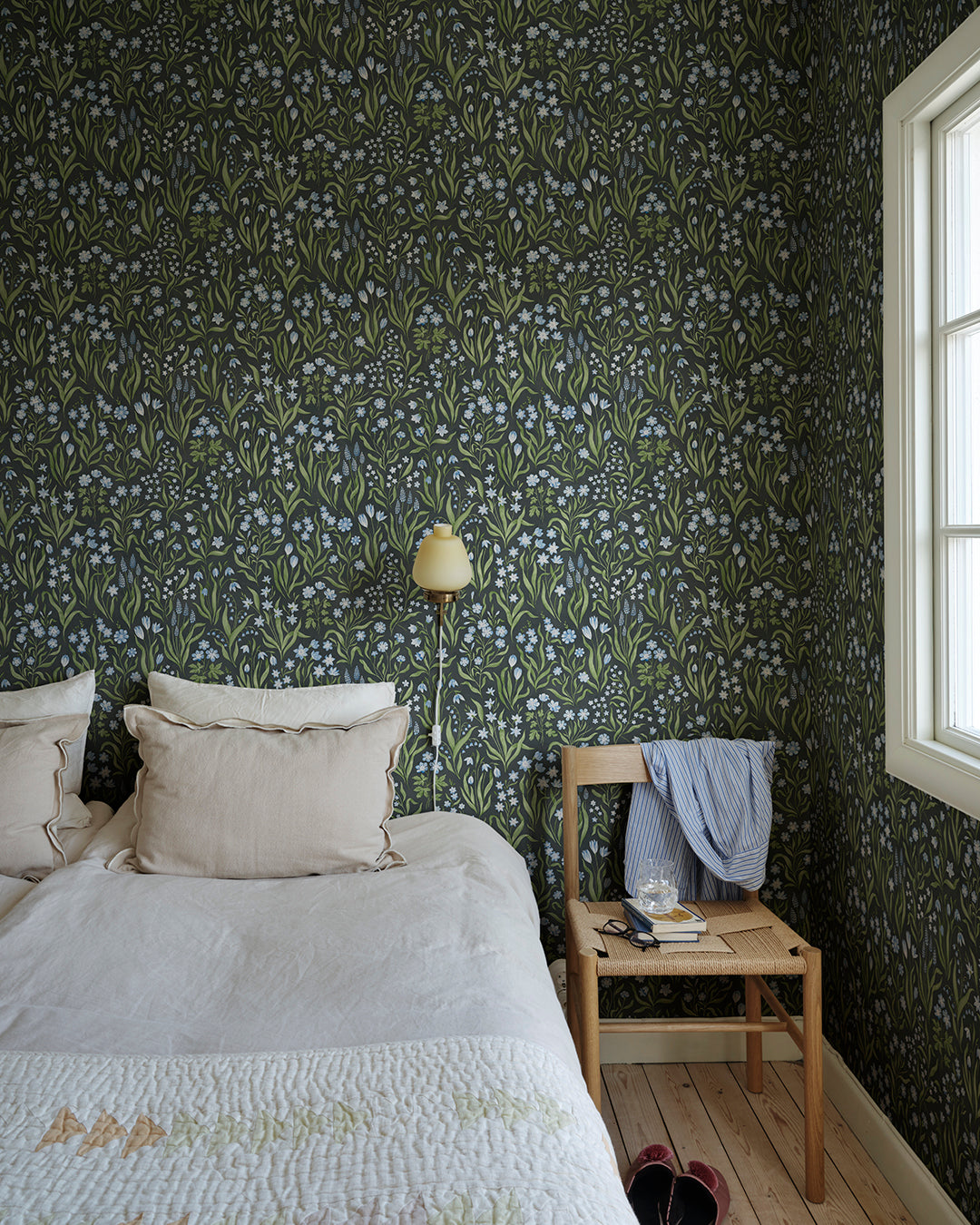 Märta Charcoal Kolonin II Wallpaper by Sandberg roomshot
