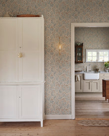 Märta Misty Blue Kolonin II Wallpaper by Sandberg roomshot