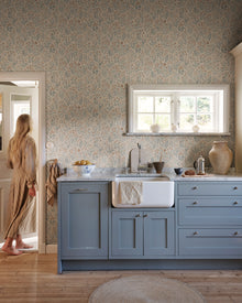Märta Misty Blue Kolonin II Wallpaper by Sandberg roomshot