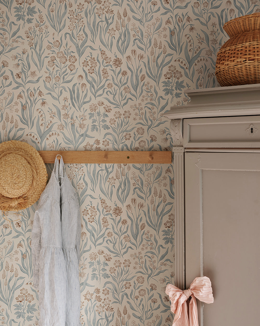 Märta Misty Blue Kolonin II Wallpaper by Sandberg roomshot