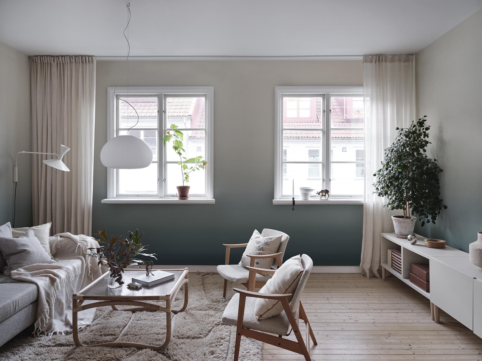 S10709 Light Blue Skymning Familjen Mural by Sandberg