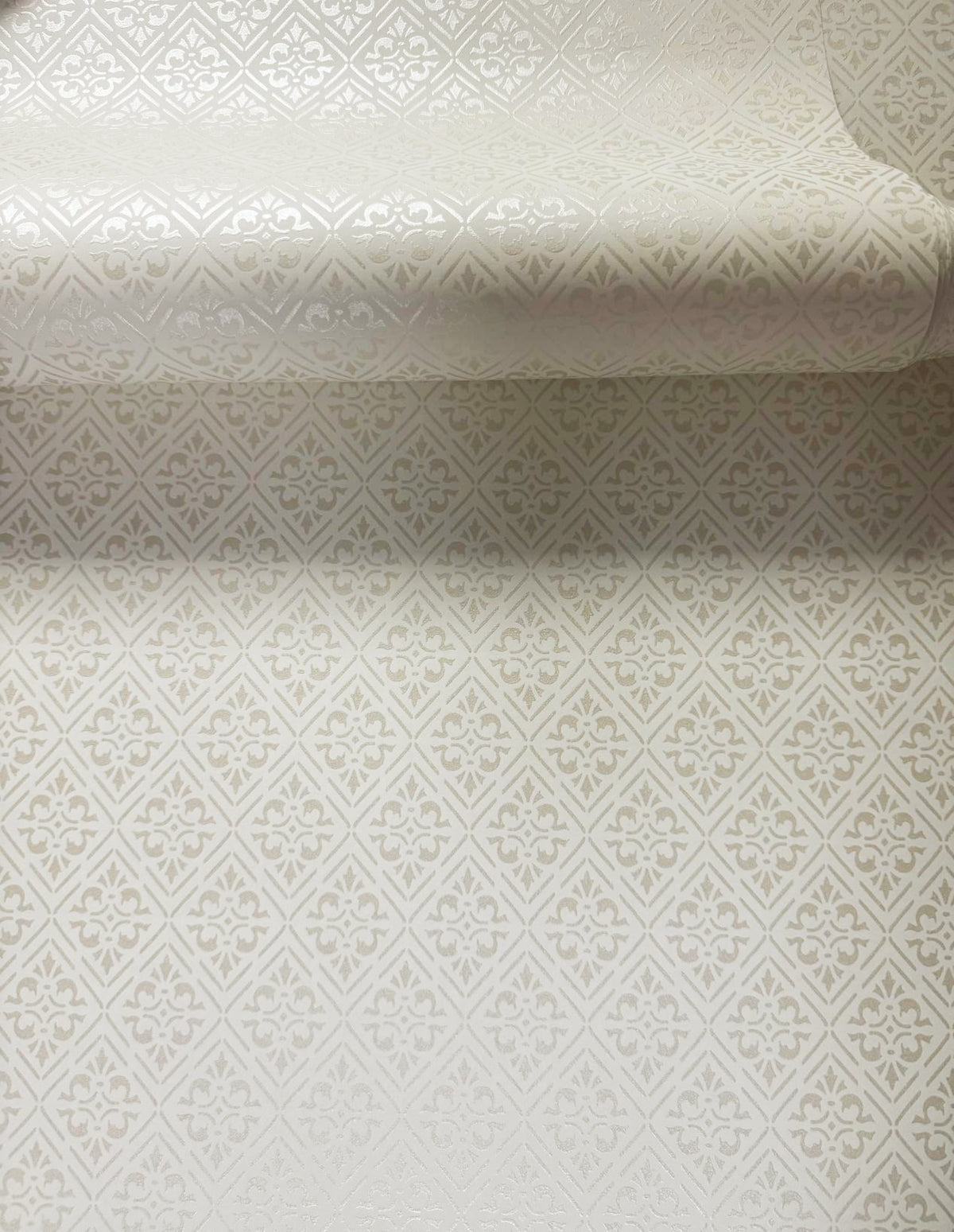 Diamond Damask Cream Metallic FX 2 Wallpaper by Galerie — roomshot 2