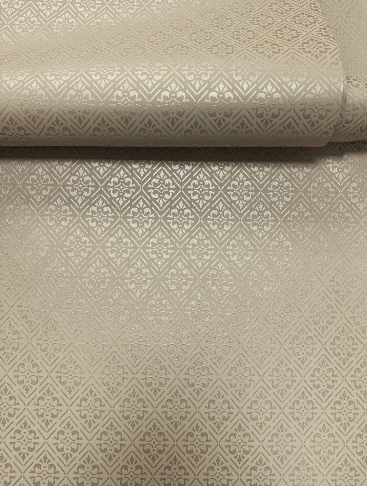 Diamond Damask Beige / Silver Grey Metallic FX 2 Wallpaper by Galerie — roomshot 2