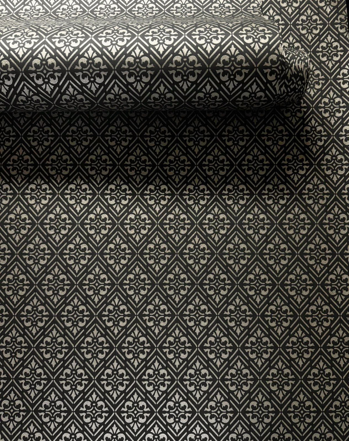 Diamond Damask Black / Gold Metallic FX 2 Wallpaper by Galerie — roomshot 2