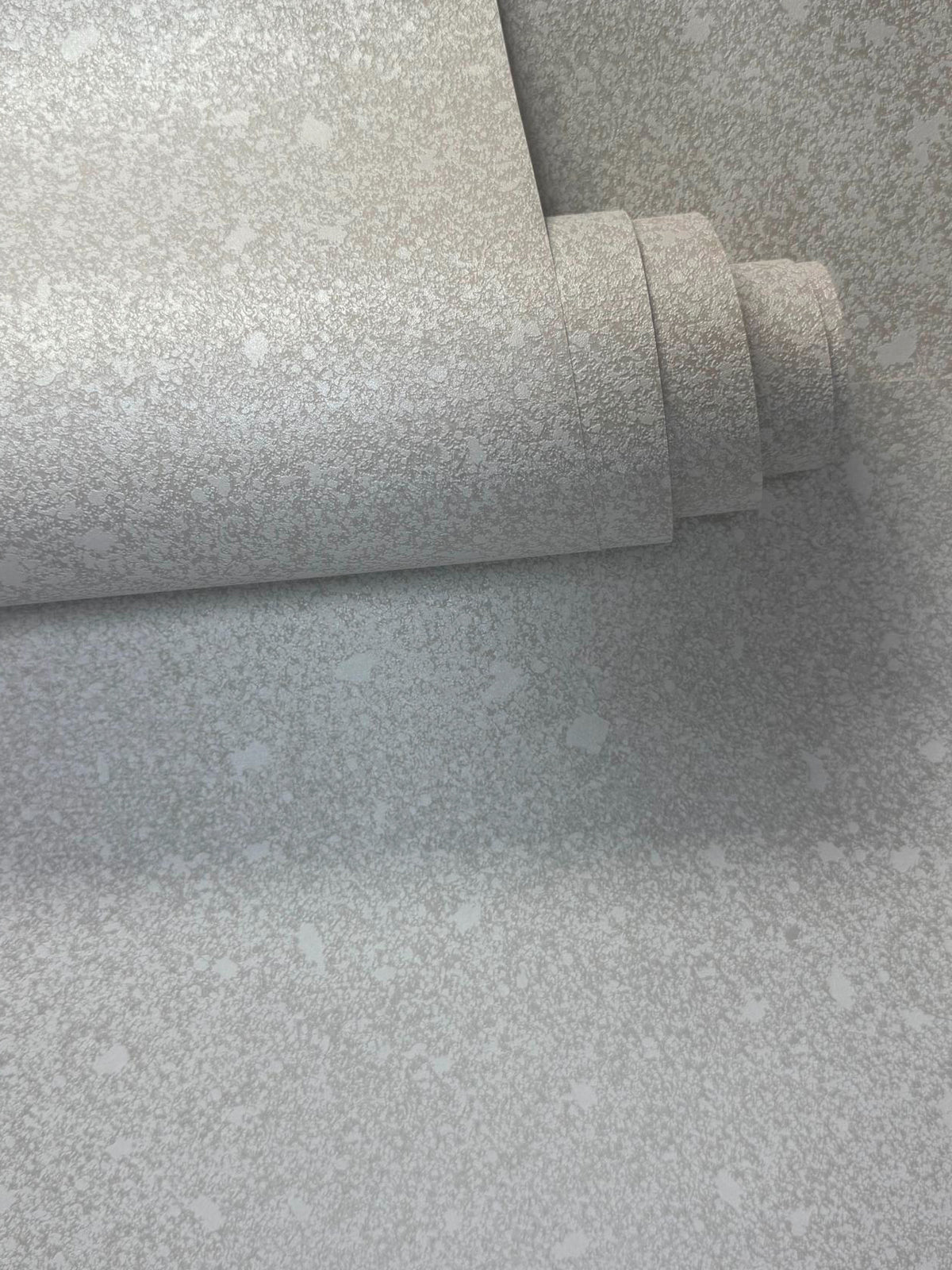 Mottled Texture Silver Grey / White Metallic FX 2 Wallpaper by Galerie — roomshot 2