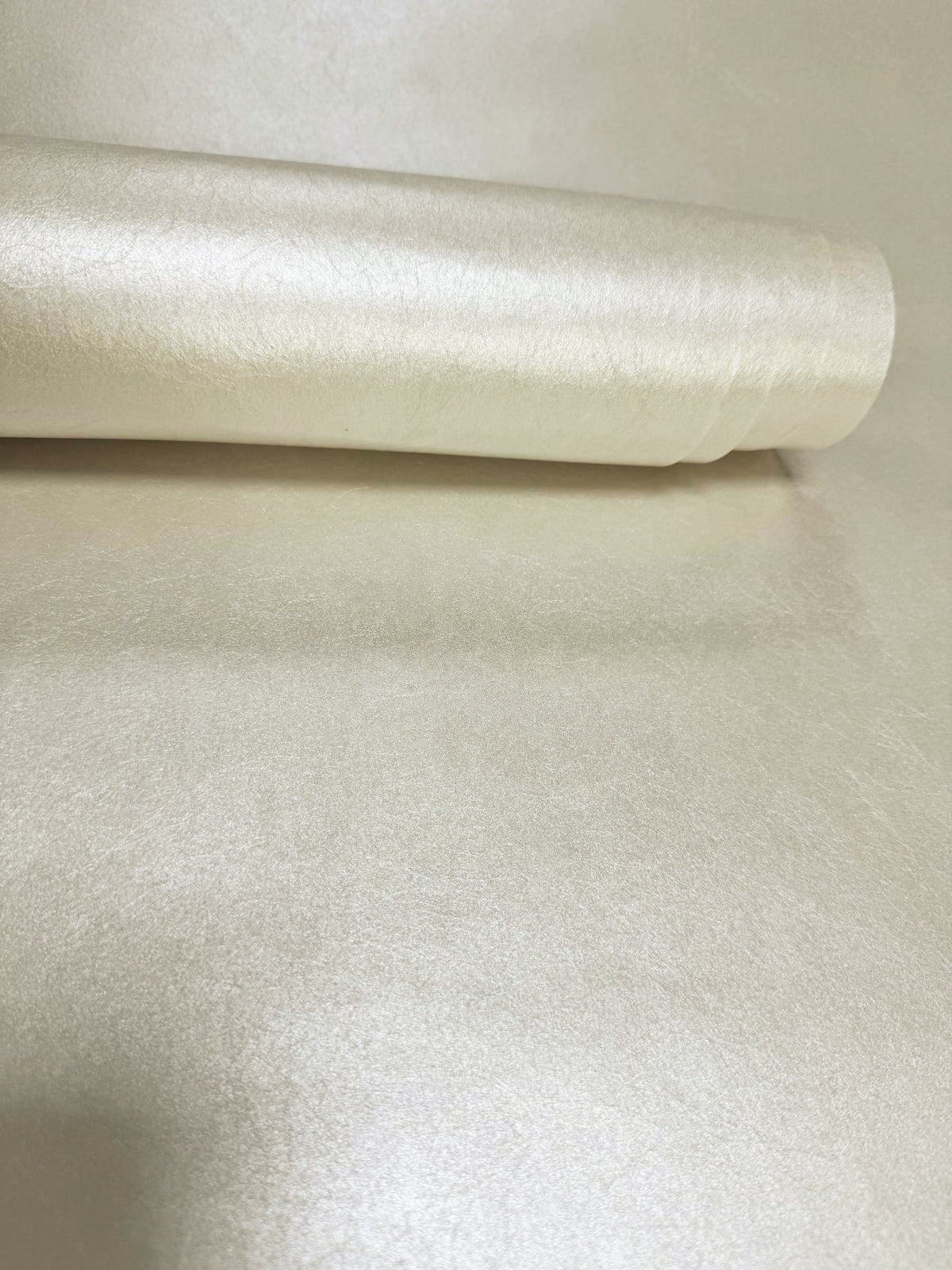 Plain Texture Ivory Metallic FX 2 Wallpaper by Galerie — roomshot 2