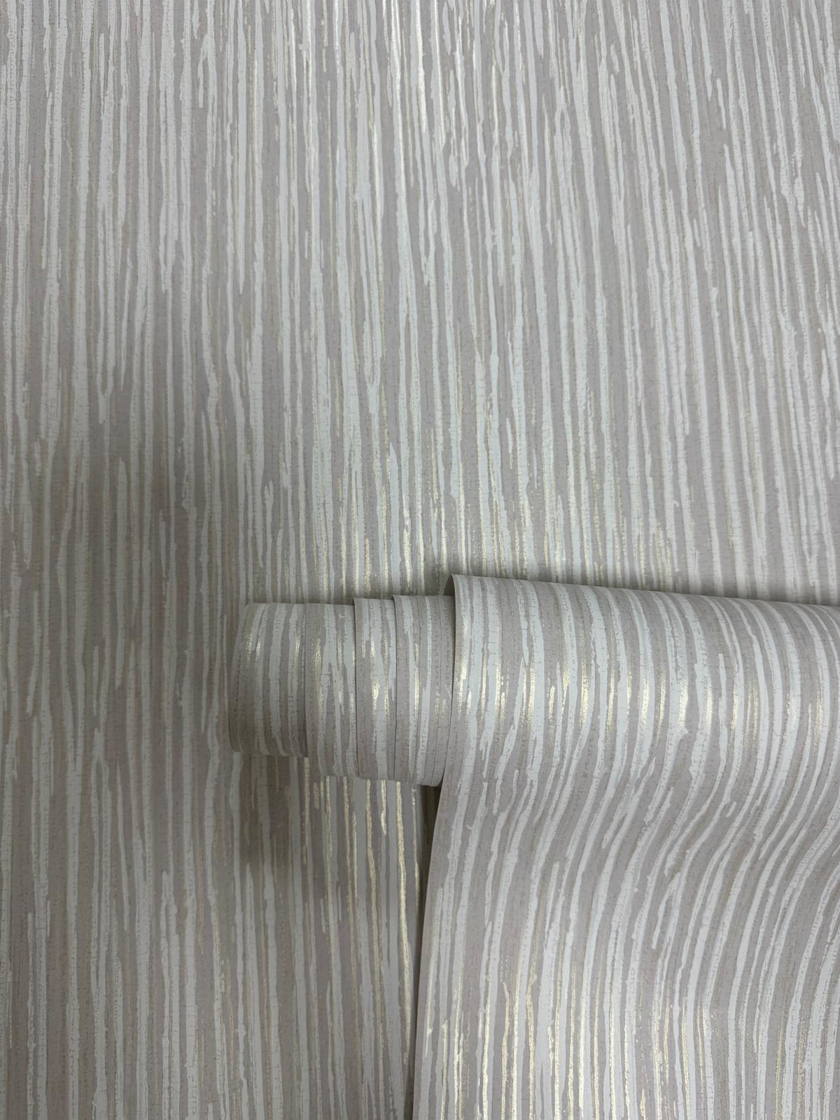 Strand Beige / Gold New Touch Wallpaper by Galerie — roll shot