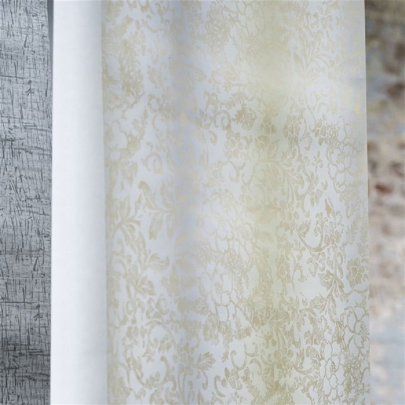 P628/01 Surabaya Yuzen Wallpaper by Designers Guild
