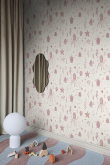 S10717 Pink Della Familjen Wallpaper by Sandberg