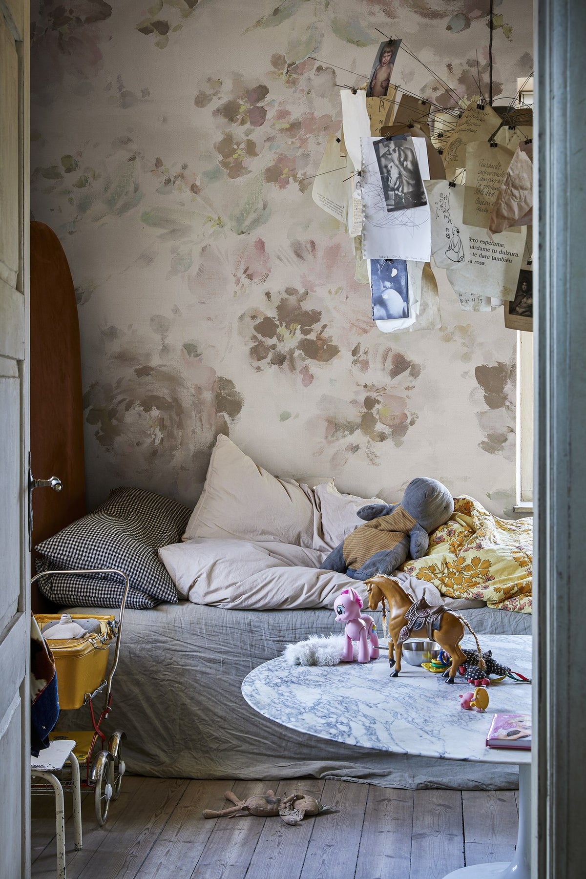 R17823 Fontvieille Dusty Pink Pops Mural by Rebel Walls