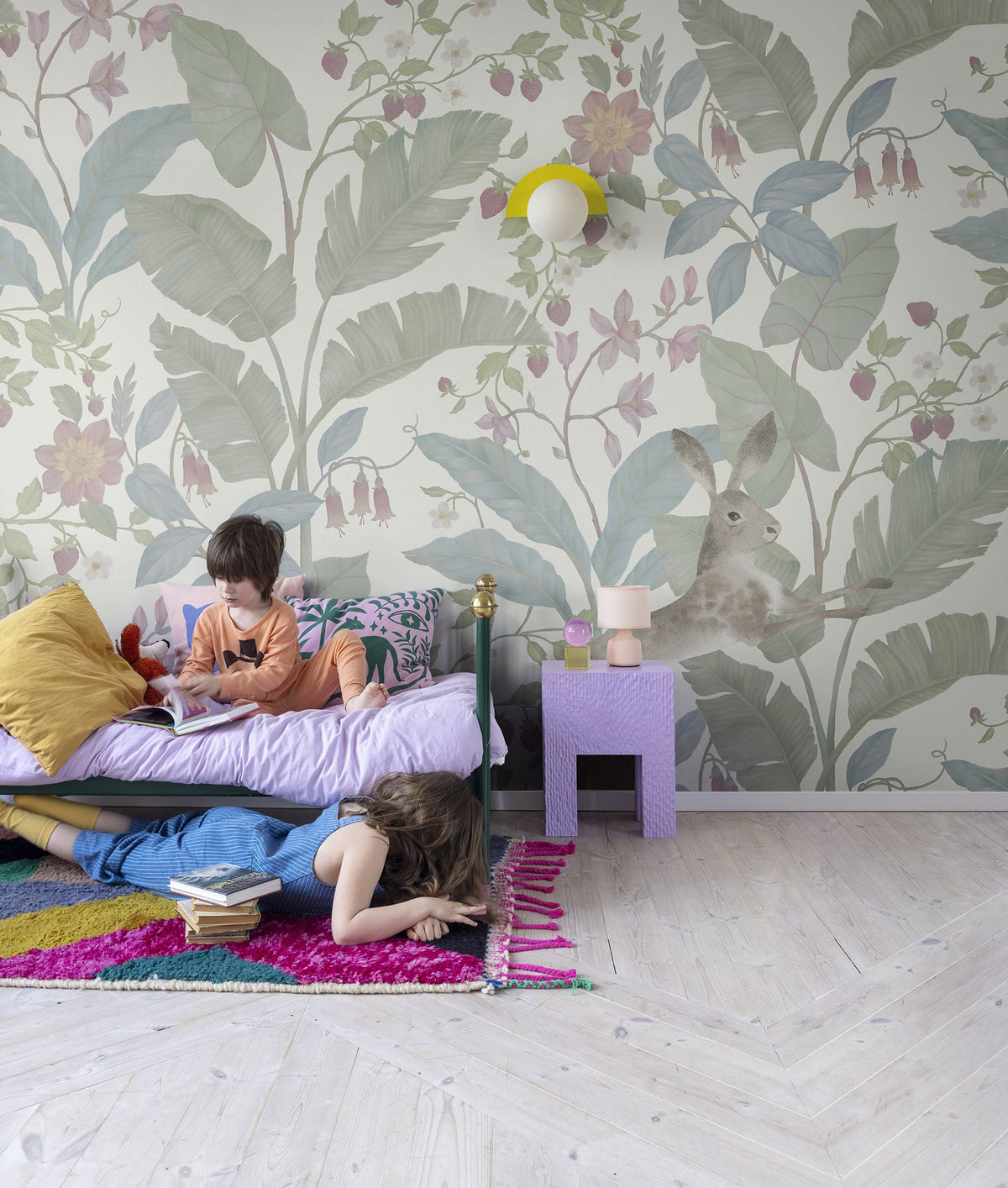 R18233 Strawberry Field Ivory Wonder World Mural by Rebel Walls