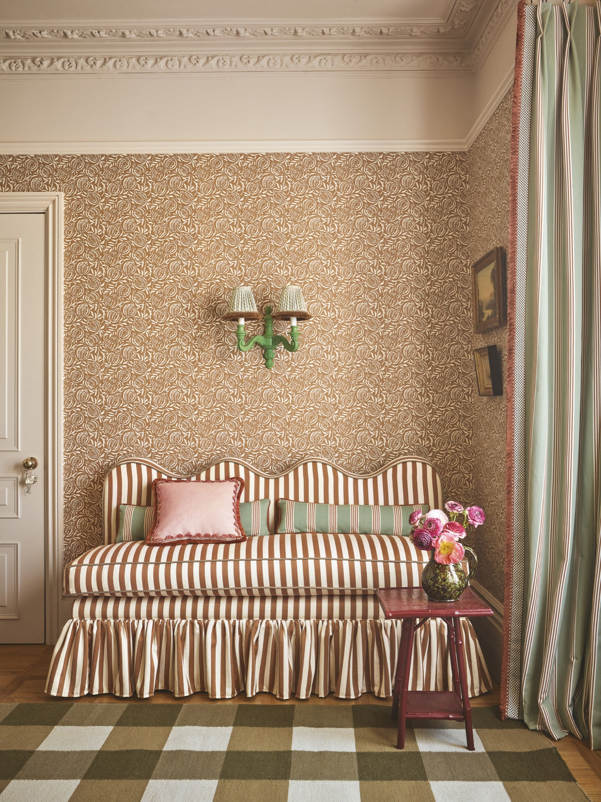 Averly lifestyle — STRIPE_SOFA_MAIN_462.jpg