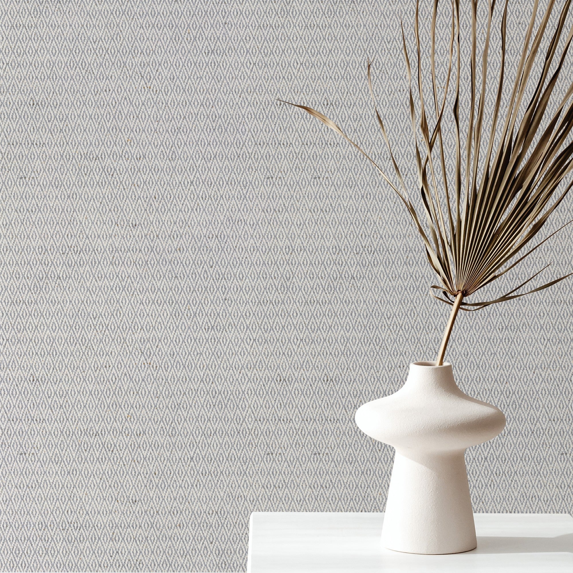 AG47008 Samara Gris claro Angèle Wallpaper by Tres Tintas