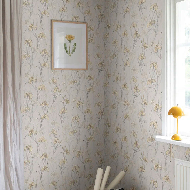 S10136 Iris Huset I Solen Amber Wallpaper By Sandberg