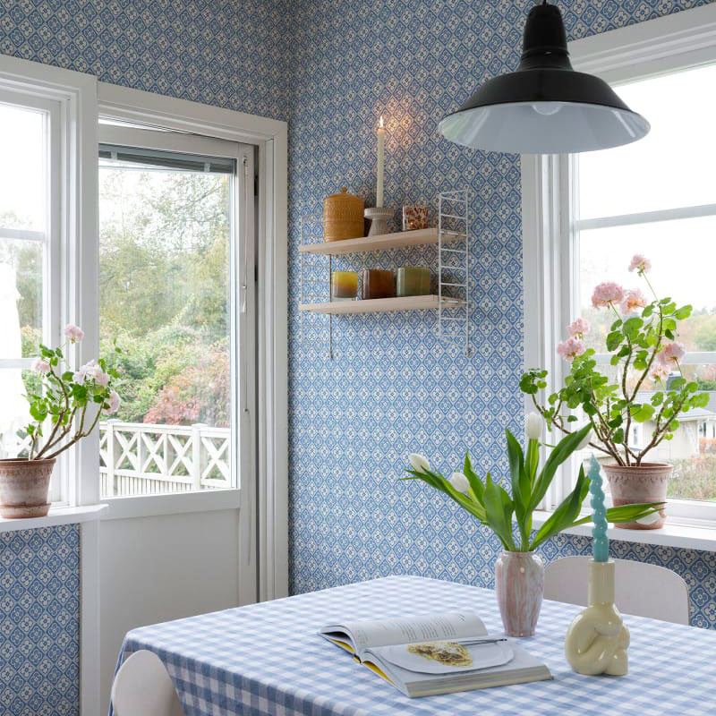 S10150 Lyckan Huset I Solen Sapphire Wallpaper By Sandberg