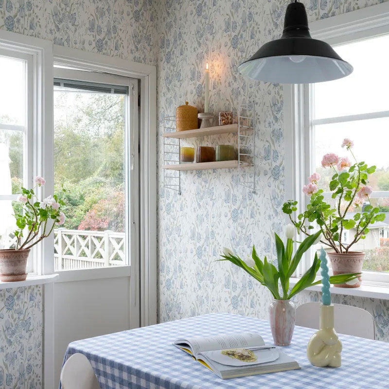 S10162 Karins Bukett Huset I Solen Sky Blue Wallpaper By Sandberg