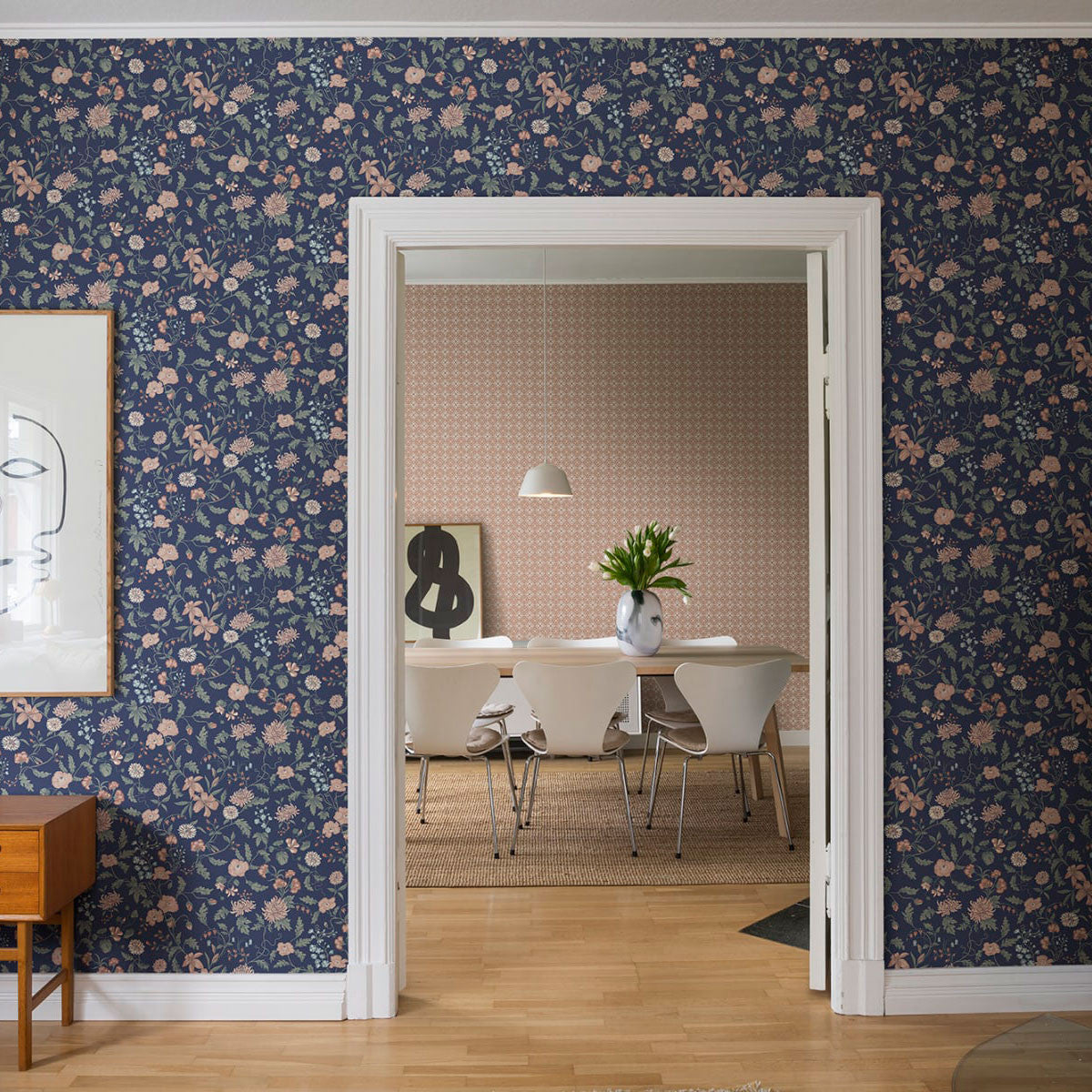 S10167 Till Karin Huset I Solen Midnight Blue Wallpaper By Sandberg