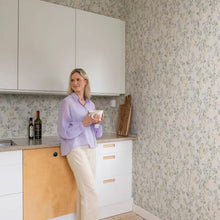 S10169 Kvitten Huset I Solen Lilac Wallpaper By Sandberg