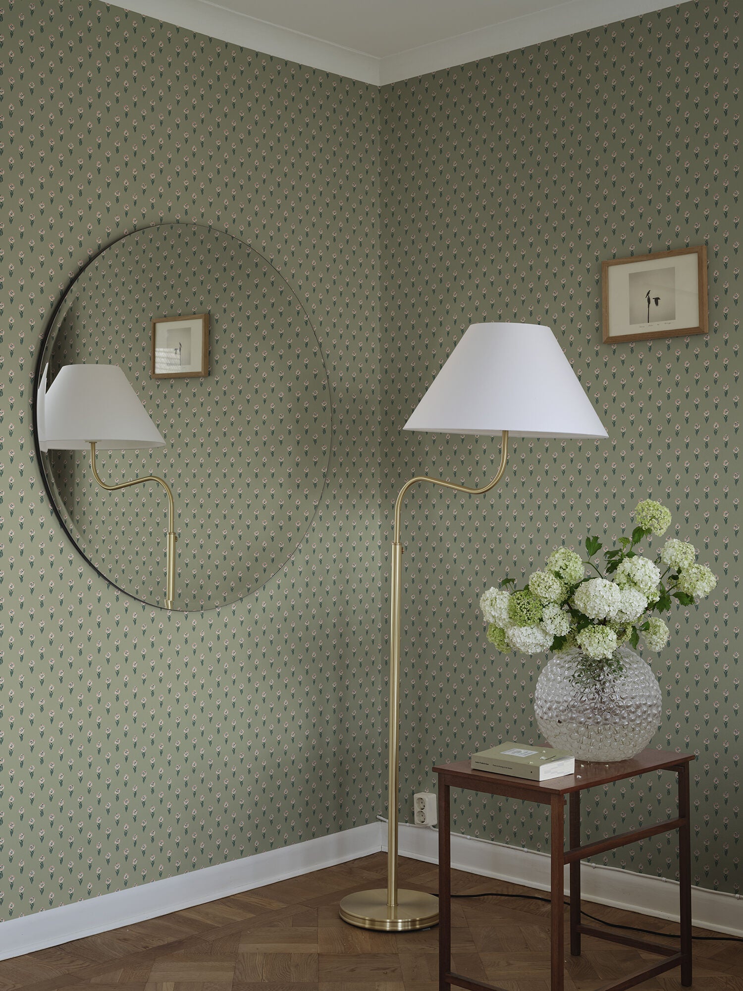 S10374 Green Betty Tidlösa Wallpaper by Sandberg