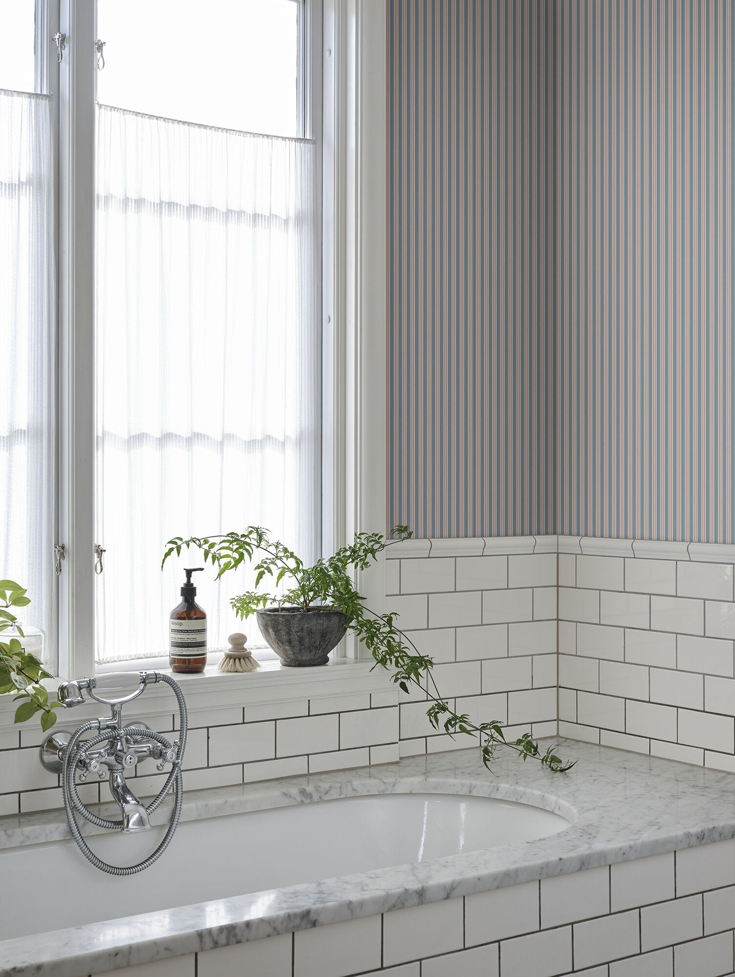 S10397 Sky Blue Linn Tidlösa Wallpaper by Sandberg