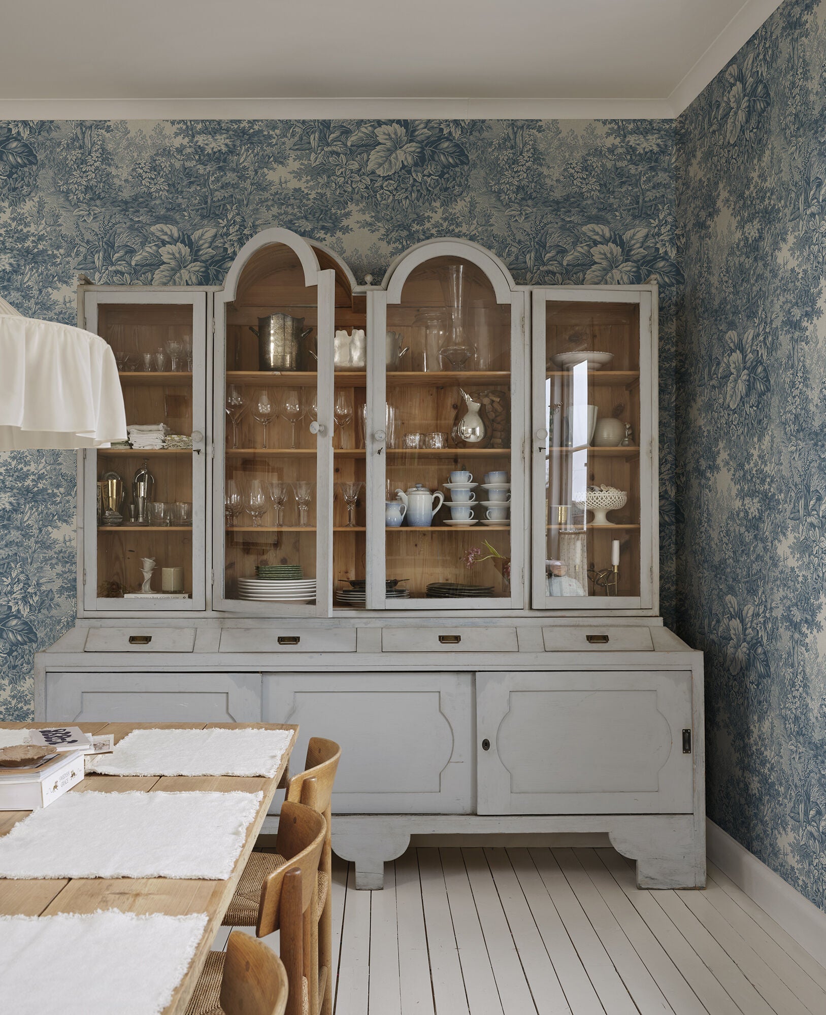 S10402 Blue Forest Toile Tidlösa Mural by Sandberg