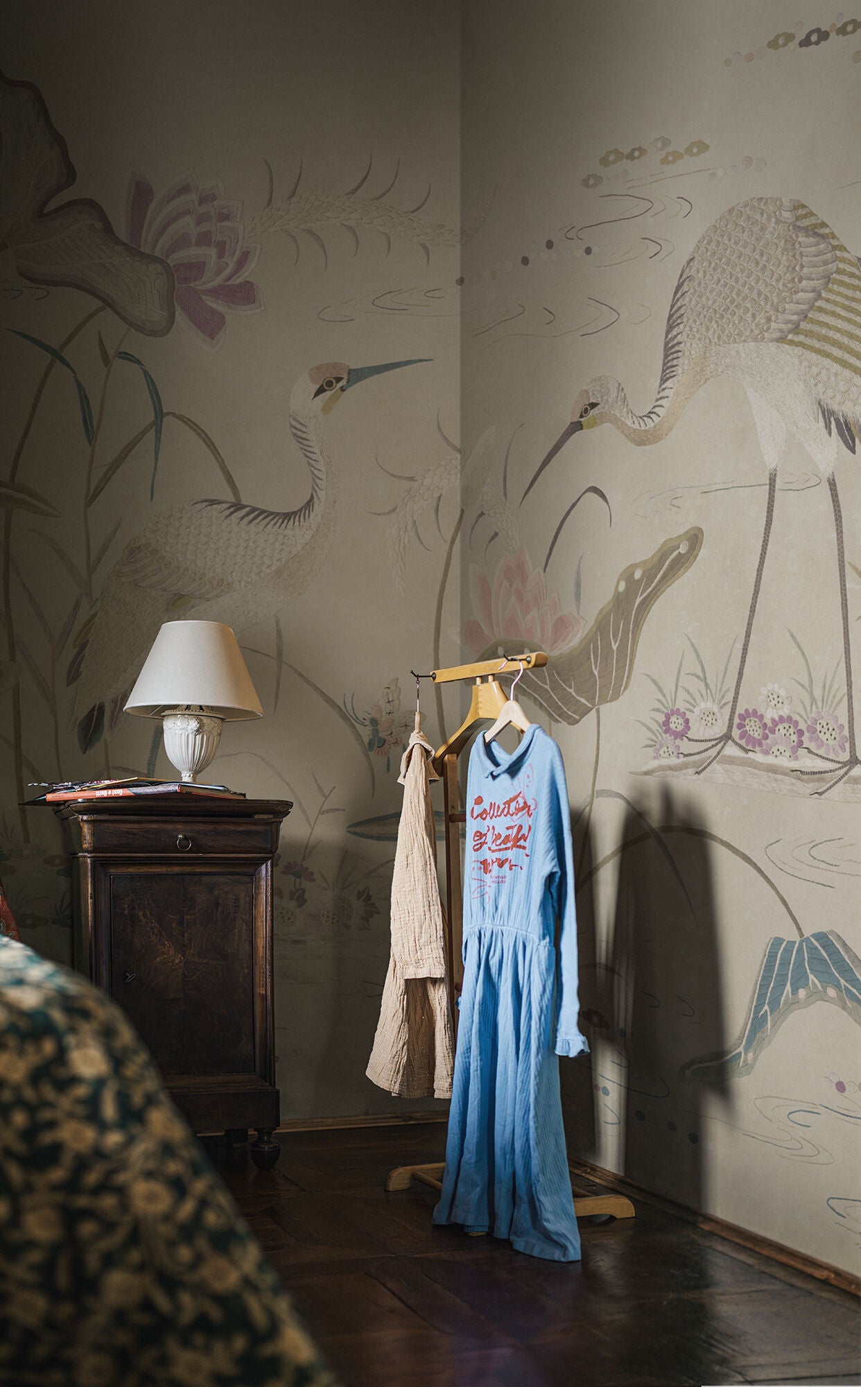 S10418 Sandstone Seabirds Chinoiserie Garden Mural by Sandberg