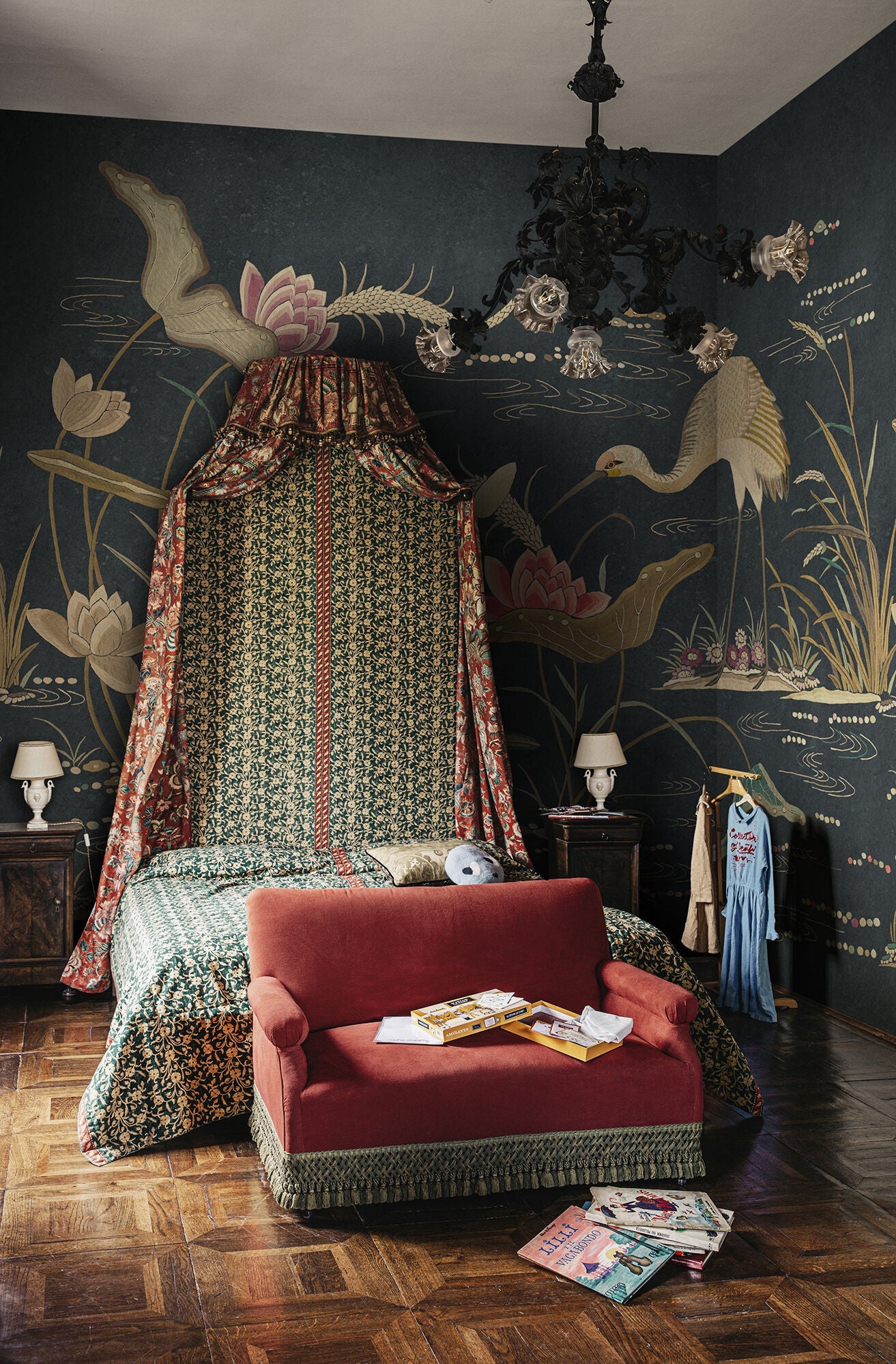 S10419 Dark Blue Seabirds Chinoiserie Garden Mural by Sandberg