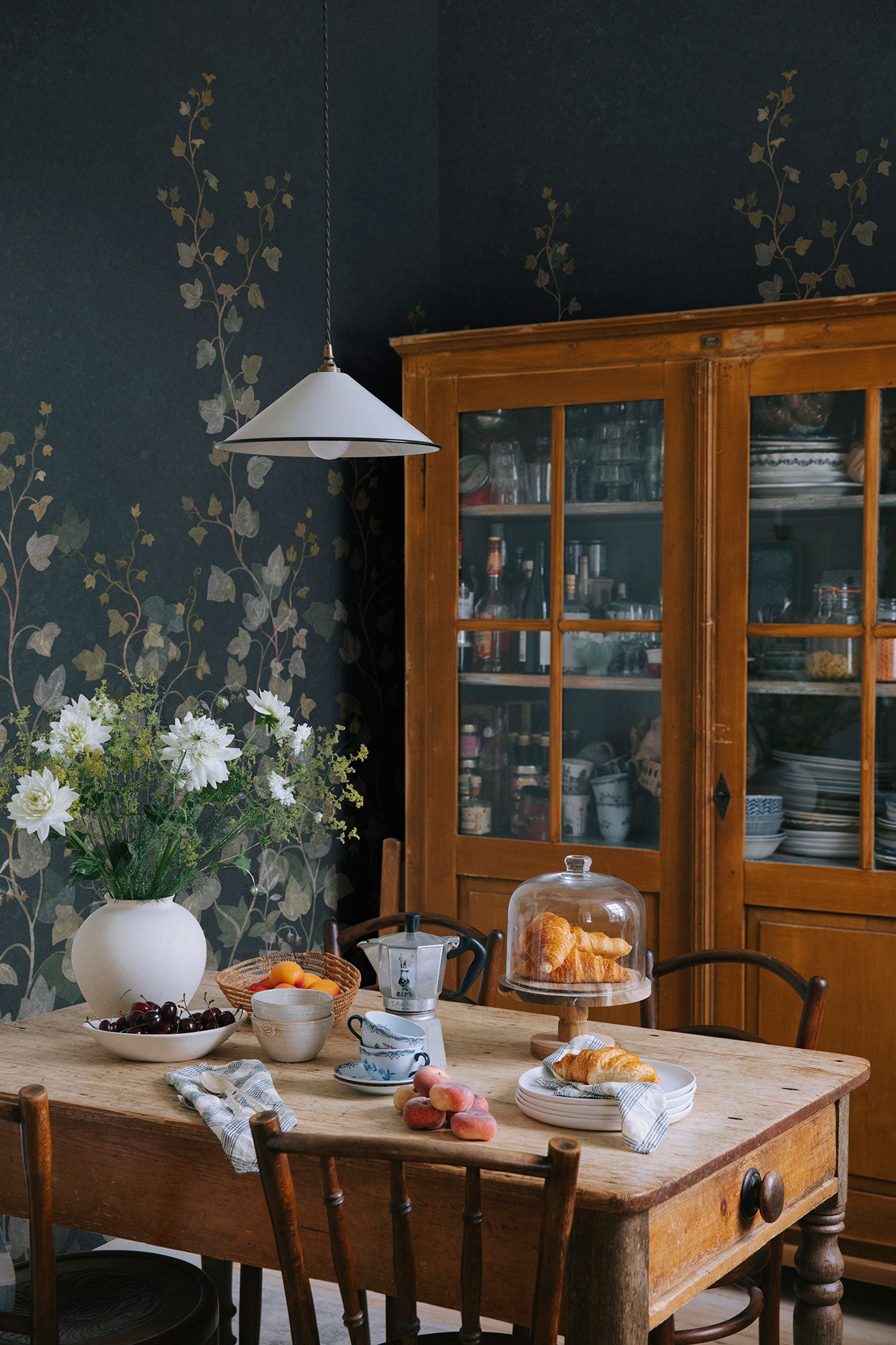 S10486 Midnight Blue Ivy Ett Hem, Öland Mural by Sandberg