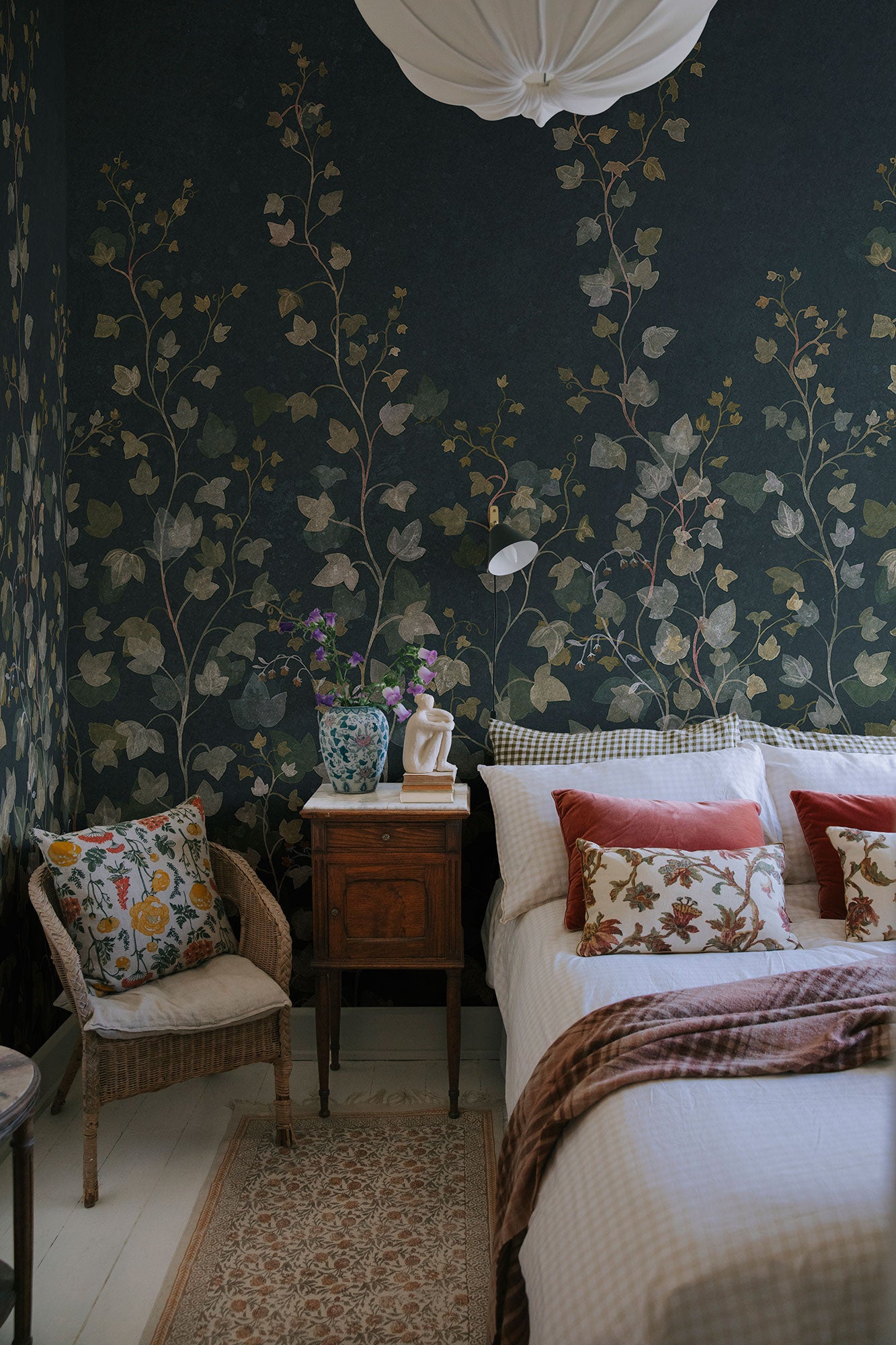 S10486 Midnight Blue Ivy Ett Hem, Öland Mural by Sandberg