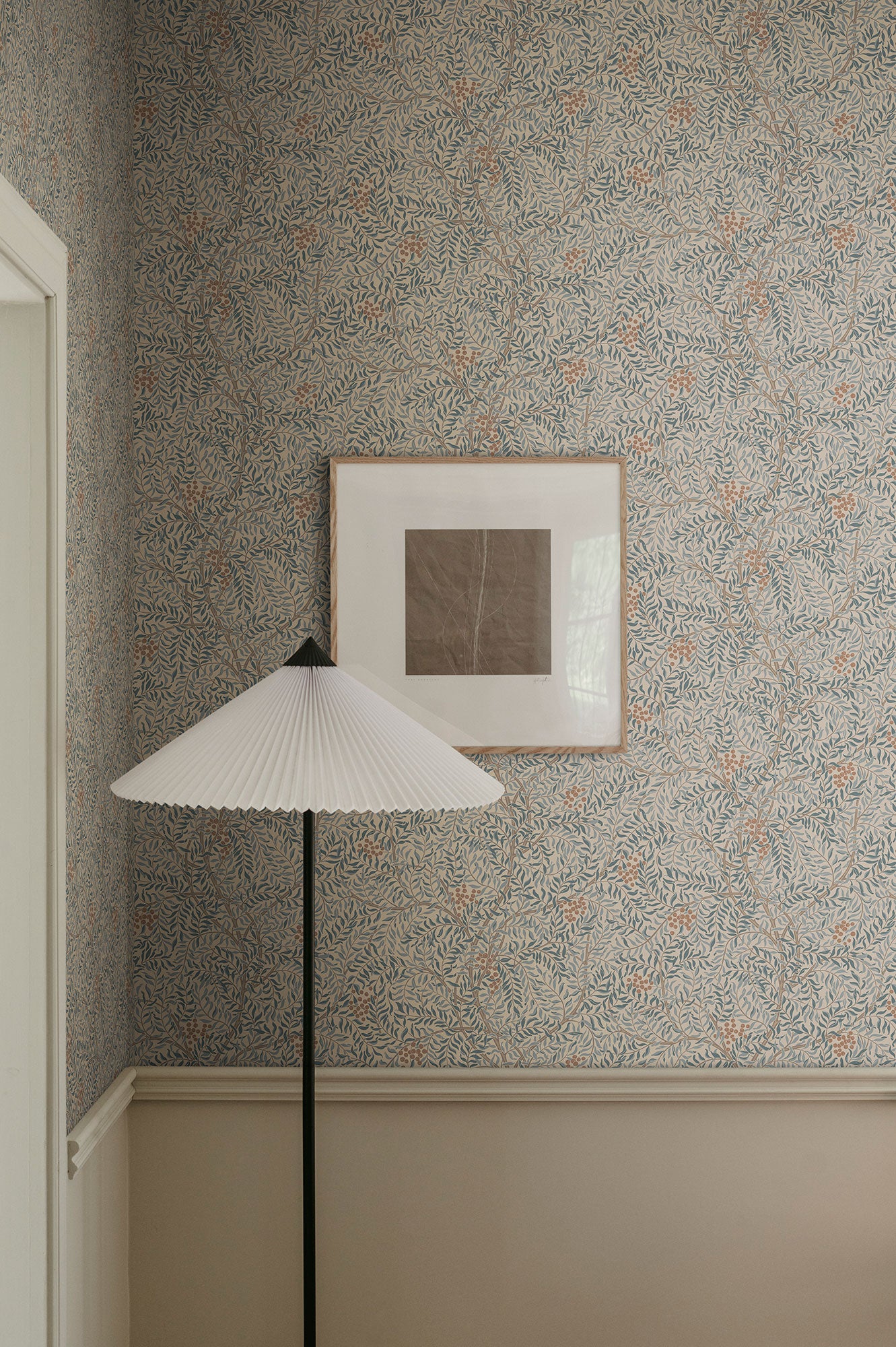 S10494 Misty Blue Simon Trädgården Wallpaper by Sandberg