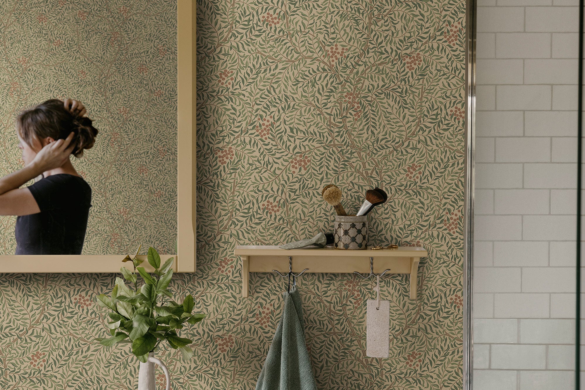 S10496 Garden Green Simon Trädgården Wallpaper by Sandberg