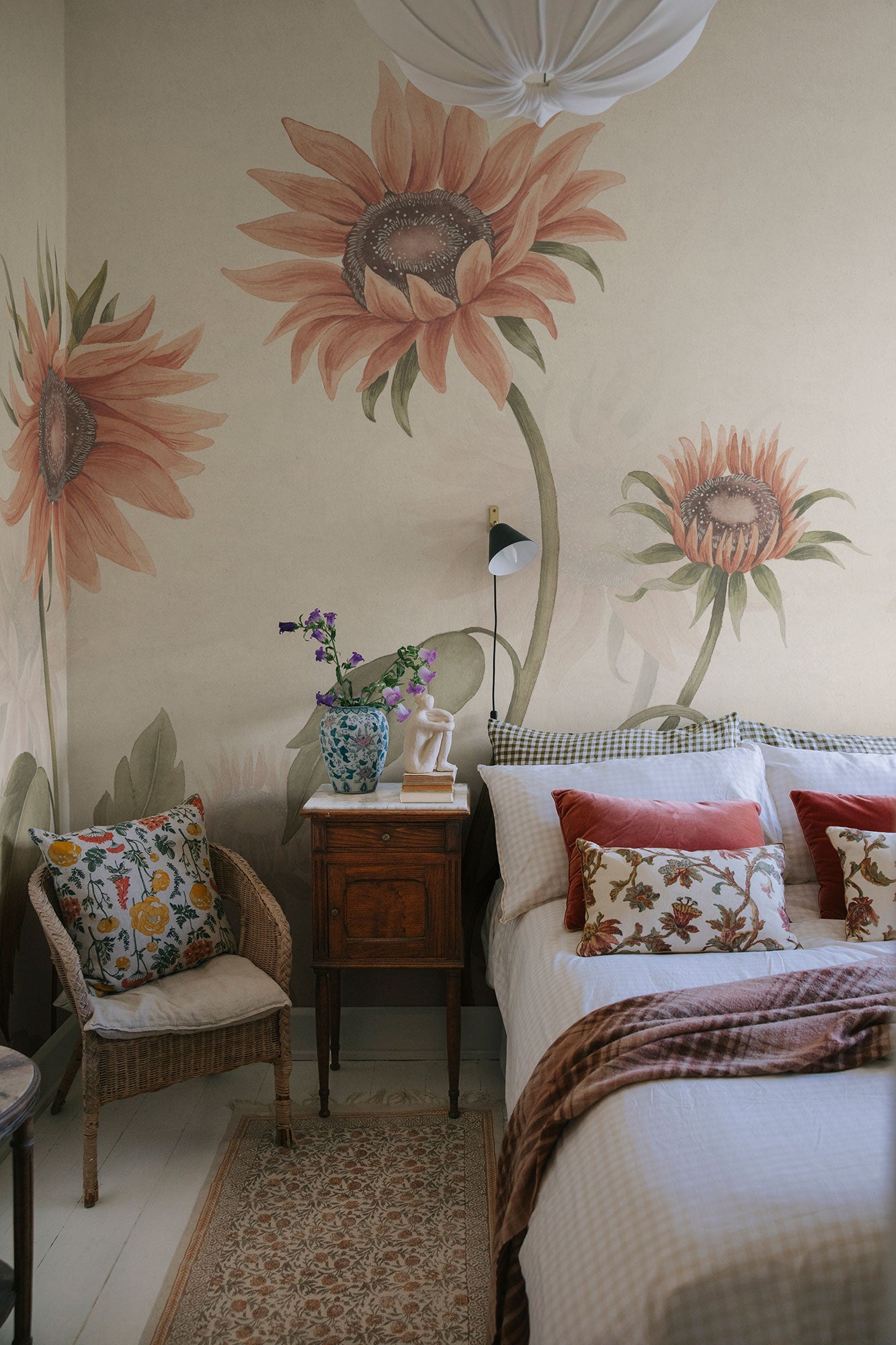 S10528 Peach Sunflowers Ett Hem, Öland Mural by Sandberg